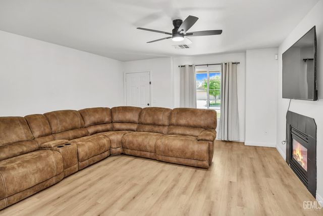 814 Greenwood Meadow Lane, Bakersfield, CA 93308