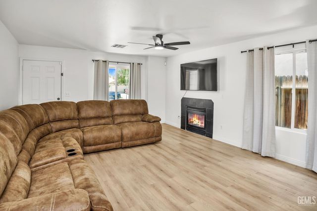 814 Greenwood Meadow Lane, Bakersfield, CA 93308