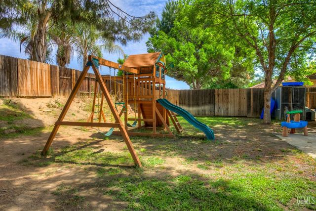 814 Greenwood Meadow Lane, Bakersfield, CA 93308