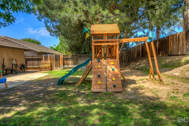 814 Greenwood Meadow Lane, Bakersfield, CA 93308