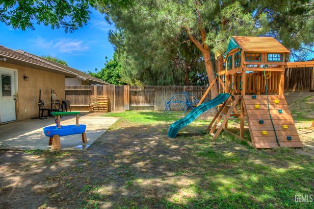814 Greenwood Meadow Lane, Bakersfield, CA 93308