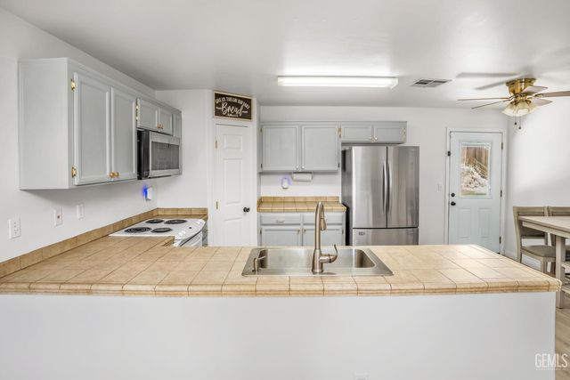 814 Greenwood Meadow Lane, Bakersfield, CA 93308