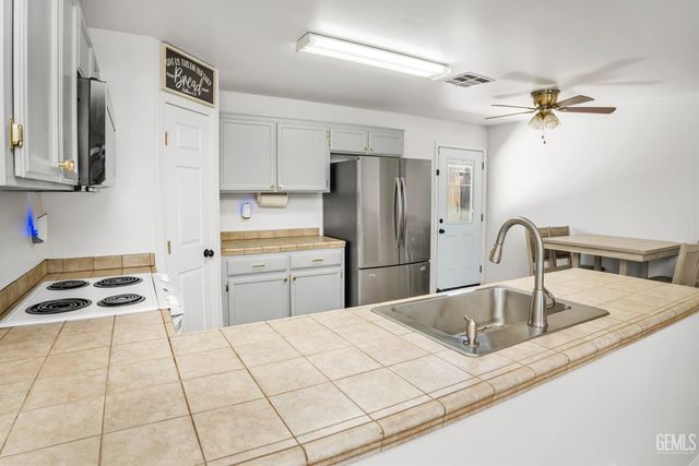 814 Greenwood Meadow Lane, Bakersfield, CA 93308