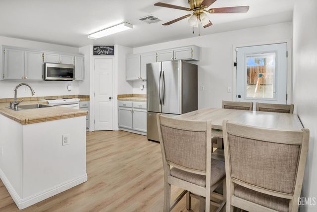 814 Greenwood Meadow Lane, Bakersfield, CA 93308