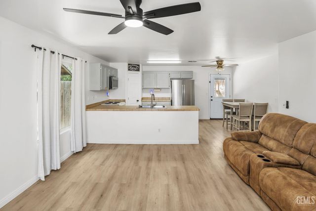 814 Greenwood Meadow Lane, Bakersfield, CA 93308