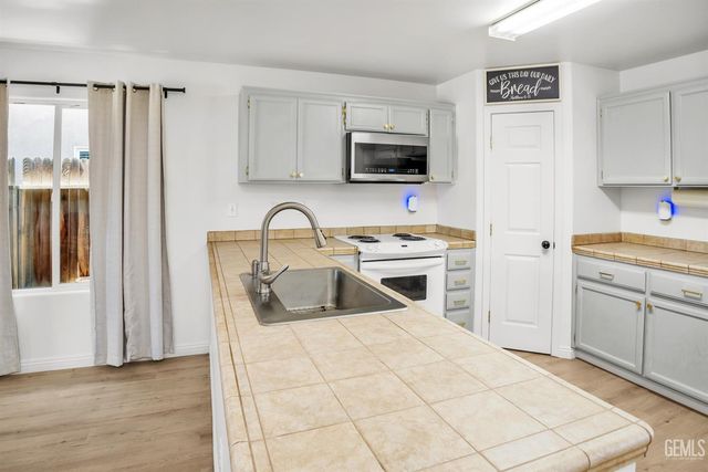 814 Greenwood Meadow Lane, Bakersfield, CA 93308