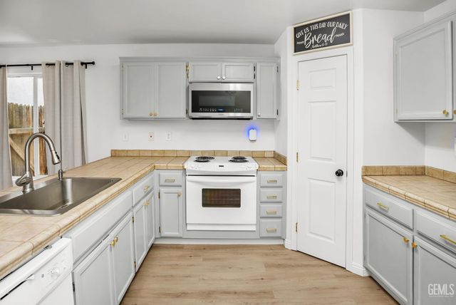 814 Greenwood Meadow Lane, Bakersfield, CA 93308
