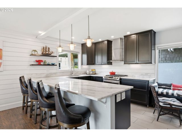 460 N HAYDEN BAY Dr, Portland, OR 97217