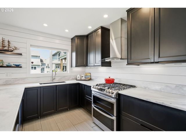 460 N HAYDEN BAY Dr, Portland, OR 97217