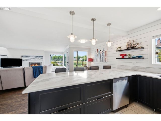 460 N HAYDEN BAY Dr, Portland, OR 97217