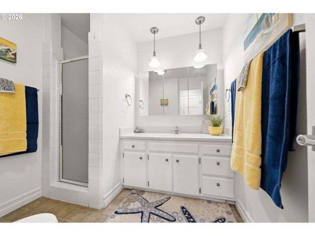 460 N HAYDEN BAY Dr, Portland, OR 97217