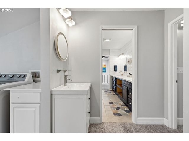 460 N HAYDEN BAY Dr, Portland, OR 97217