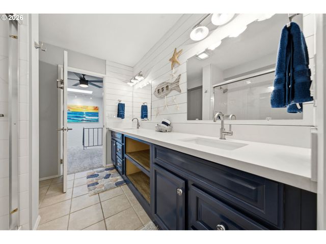 460 N HAYDEN BAY Dr, Portland, OR 97217