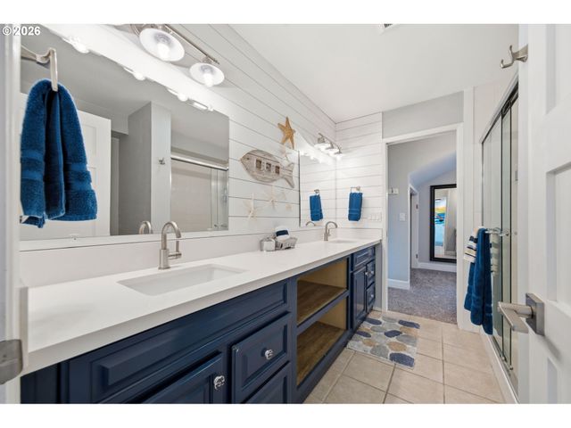 460 N HAYDEN BAY Dr, Portland, OR 97217