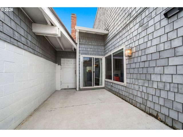 460 N HAYDEN BAY Dr, Portland, OR 97217