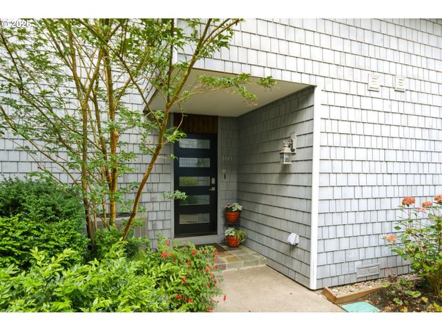 460 N HAYDEN BAY Dr, Portland, OR 97217