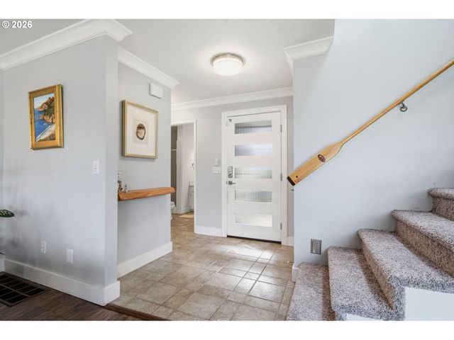460 N HAYDEN BAY Dr, Portland, OR 97217
