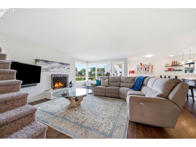 460 N HAYDEN BAY Dr, Portland, OR 97217
