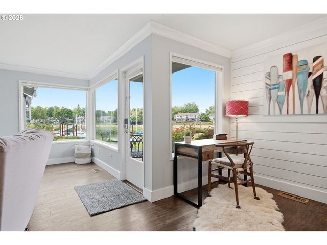 460 N HAYDEN BAY Dr, Portland, OR 97217