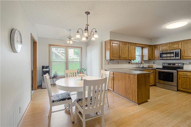 13636 W 75 Place, Lenexa, KS 66216