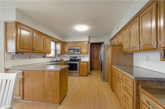 13636 W 75 Place, Lenexa, KS 66216