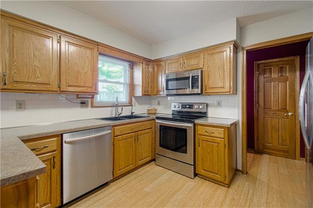 13636 W 75 Place, Lenexa, KS 66216