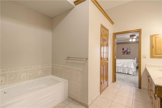 13636 W 75 Place, Lenexa, KS 66216