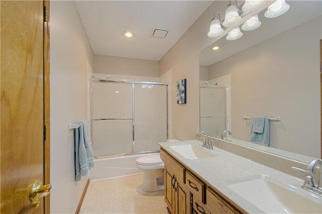 13636 W 75 Place, Lenexa, KS 66216