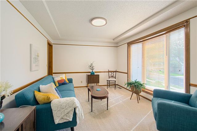 13636 W 75 Place, Lenexa, KS 66216