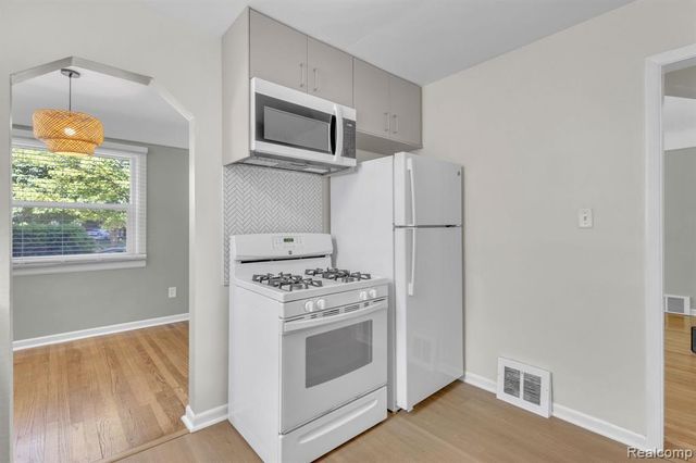 9283 Chatham Avenue, Allen Park, MI 48101