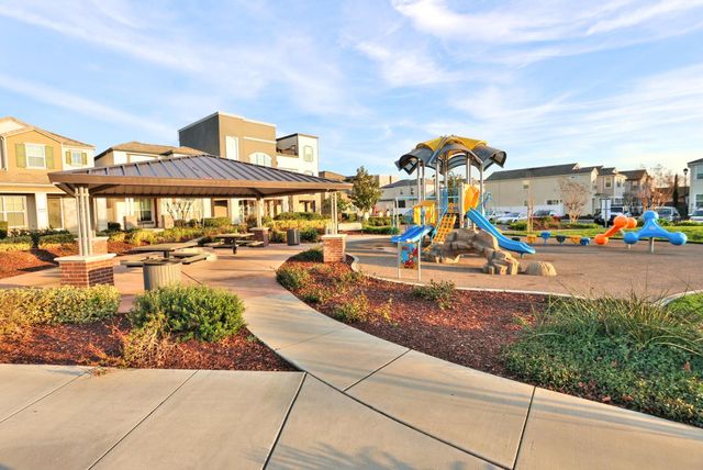 3280 Hummingbird Ct, West Sacramento, CA 95691