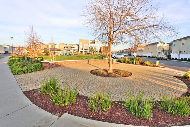 3280 Hummingbird Ct, West Sacramento, CA 95691