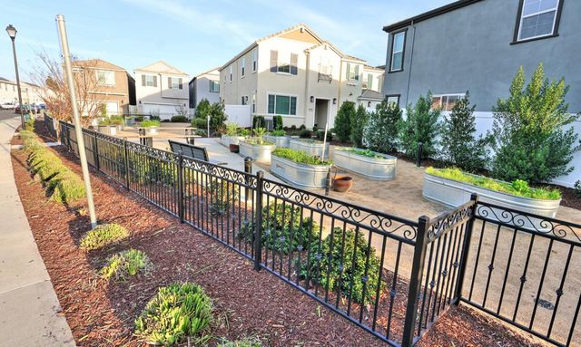 3280 Hummingbird Ct, West Sacramento, CA 95691