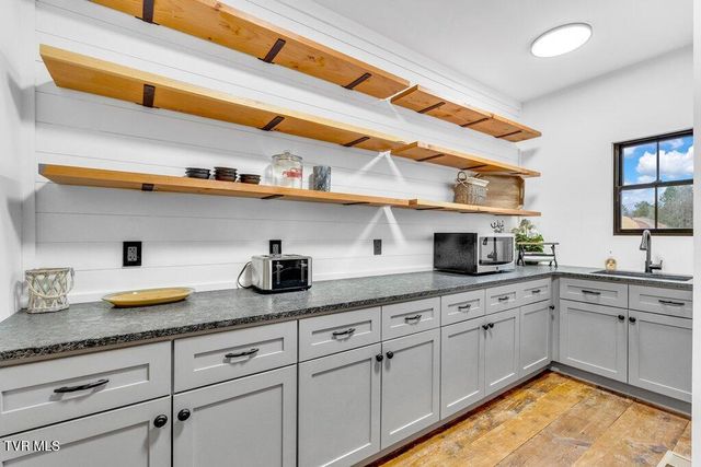 817 Neva View Lane, Mountain City, TN 37683