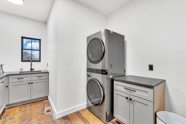 817 Neva View Lane, Mountain City, TN 37683