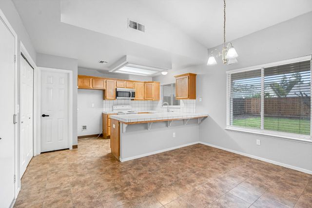 2273 N Mitre Ave, Fresno, CA 93722