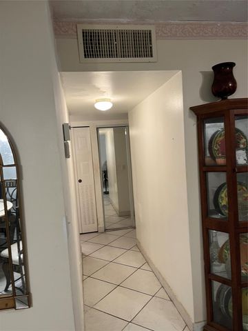 2871 Somerset Dr 105, Lauderdale Lakes, FL 33311