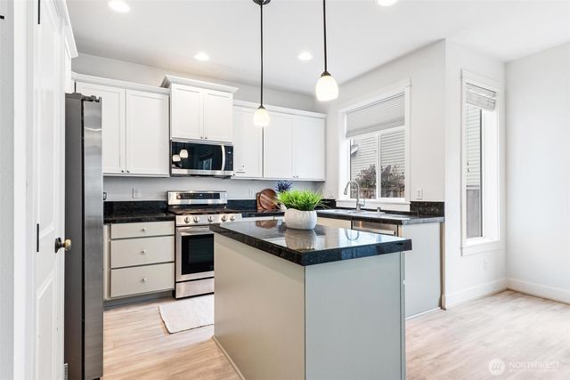 24015 221st Lane SE, Maple Valley, WA 98038