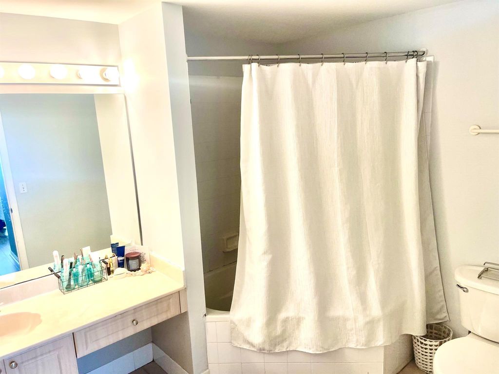 Image 11 of property listing at 2080 Greenview Shores Boulevard 421, Wellington, FL 33414