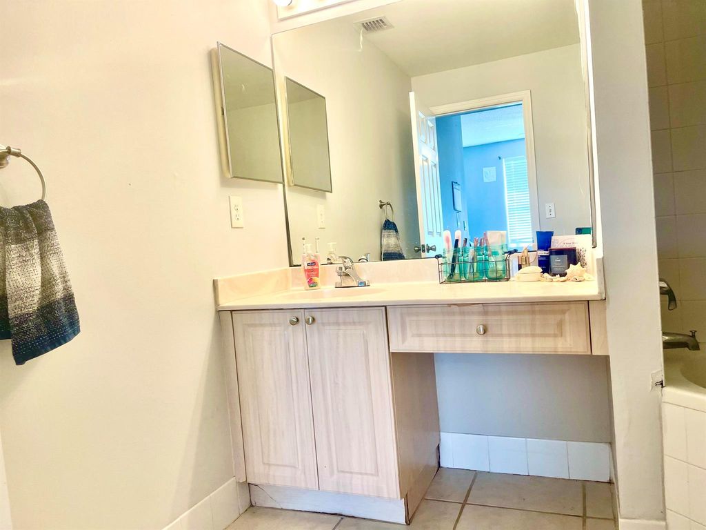Image 12 of property listing at 2080 Greenview Shores Boulevard 421, Wellington, FL 33414