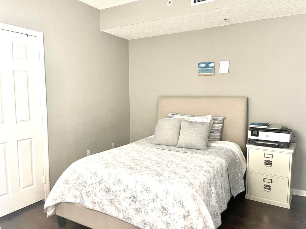 Image 14 of property listing at 2080 Greenview Shores Boulevard 421, Wellington, FL 33414