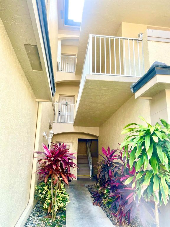 Image 2 of property listing at 2080 Greenview Shores Boulevard 421, Wellington, FL 33414