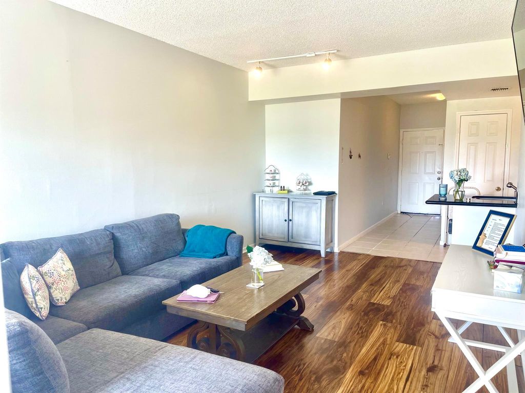 Image 5 of property listing at 2080 Greenview Shores Boulevard 421, Wellington, FL 33414