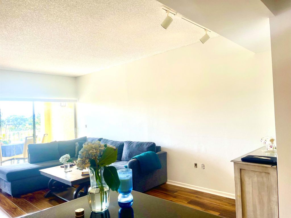 Image 6 of property listing at 2080 Greenview Shores Boulevard 421, Wellington, FL 33414