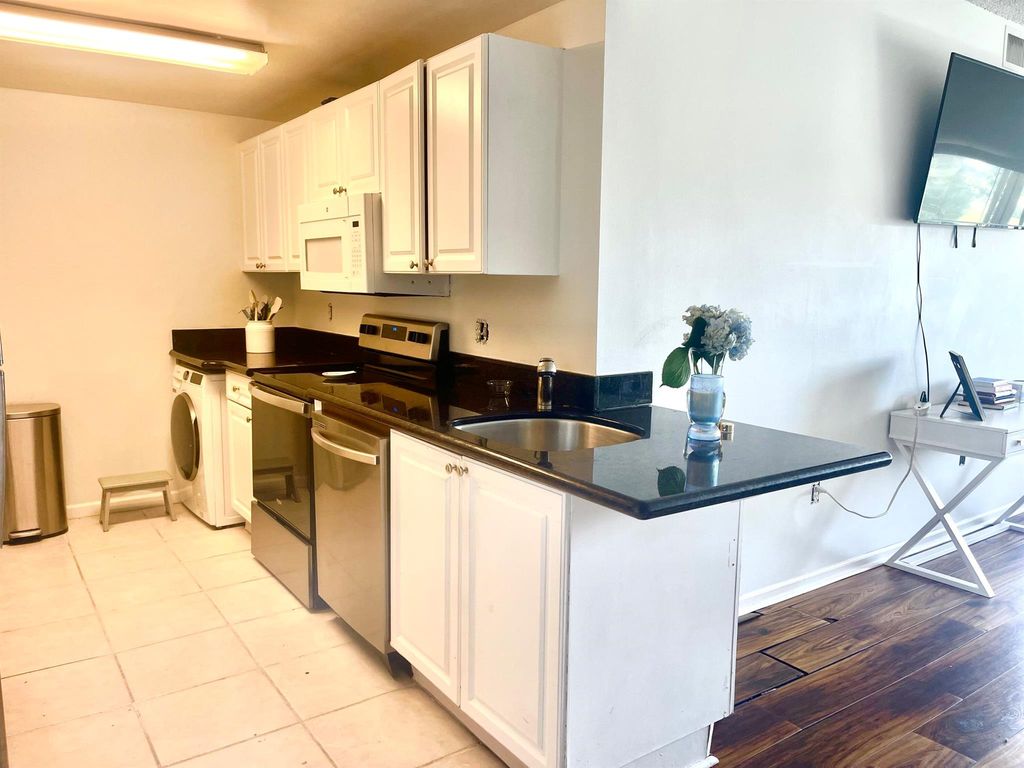Image 7 of property listing at 2080 Greenview Shores Boulevard 421, Wellington, FL 33414