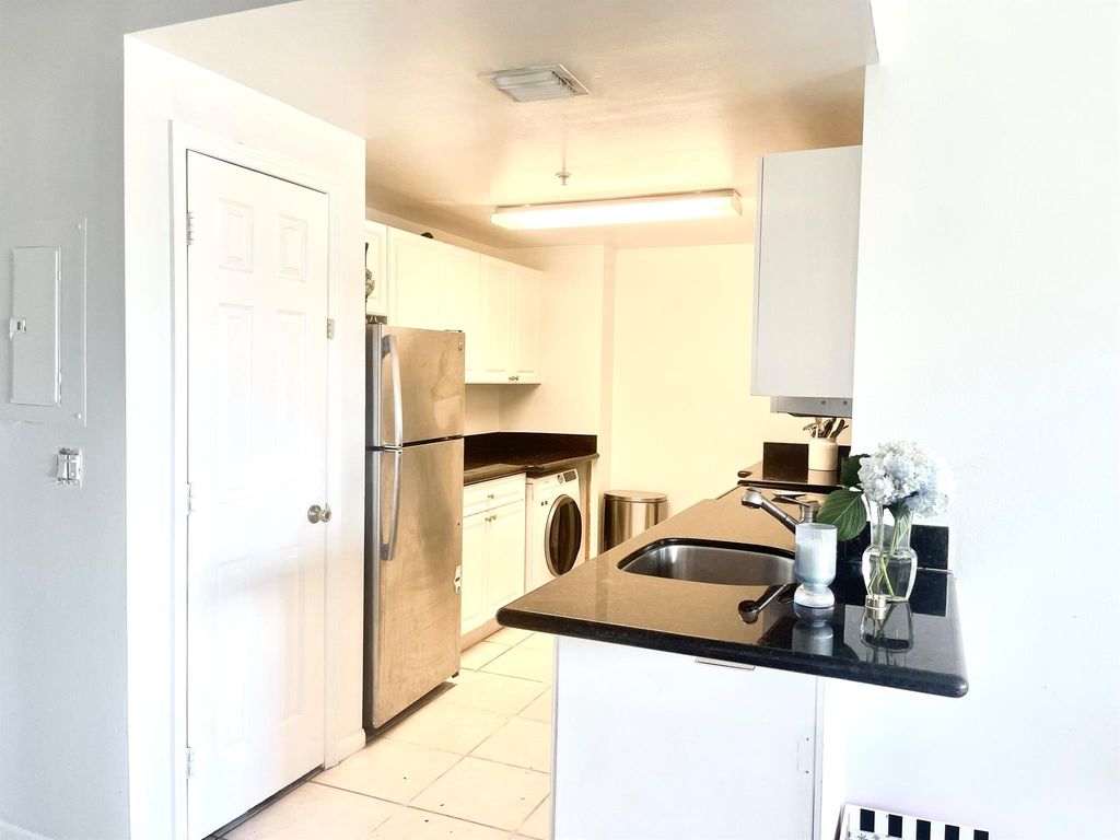 Image 8 of property listing at 2080 Greenview Shores Boulevard 421, Wellington, FL 33414