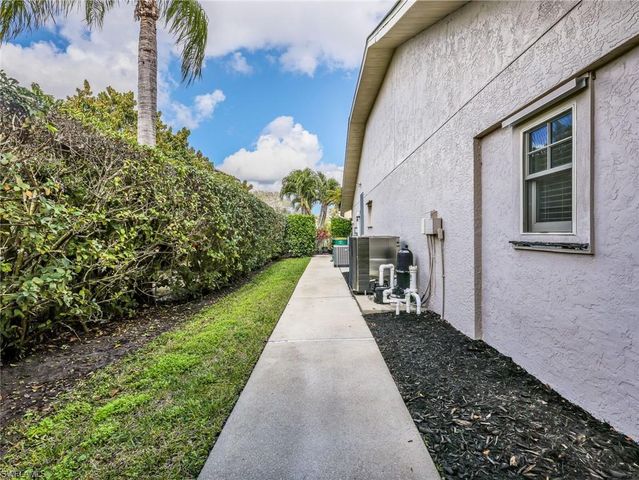 6642 Middlesex PL, Naples, FL 34104
