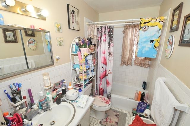 300 Kennedy Dr, Linden City, NJ 07036