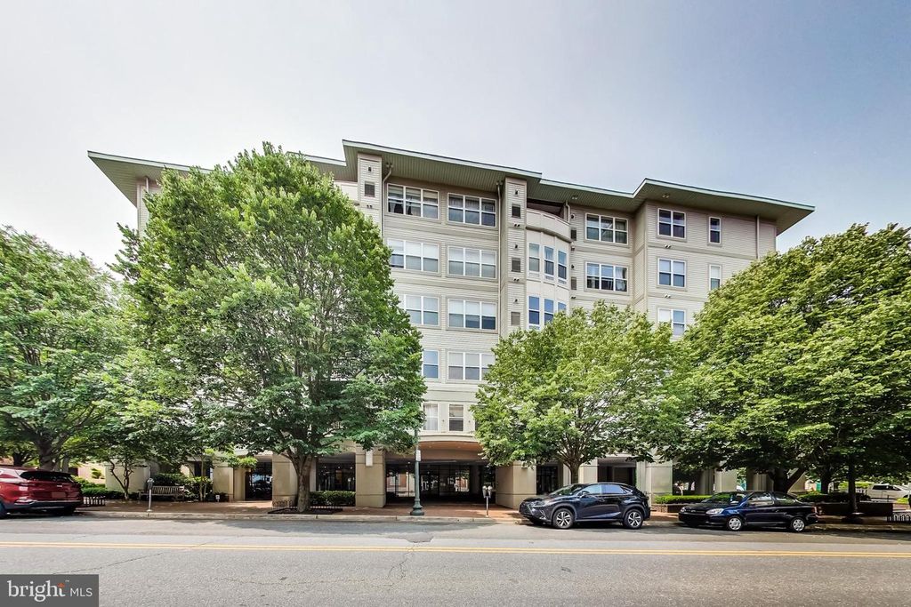 Image 2 of property listing at 8045 NEWELL ST #118, Silver Spring, MD 20910