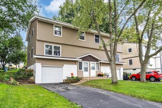 225 Mcdivitt LANE #B, Mukwonago, WI 53149